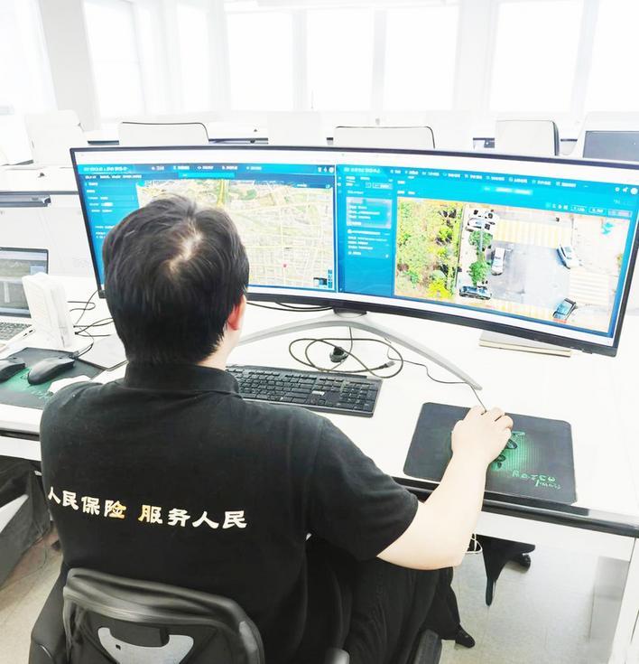 人保财险工作人员实时调取无人机低空查勘画面，对交通事故现场进行精准定损。