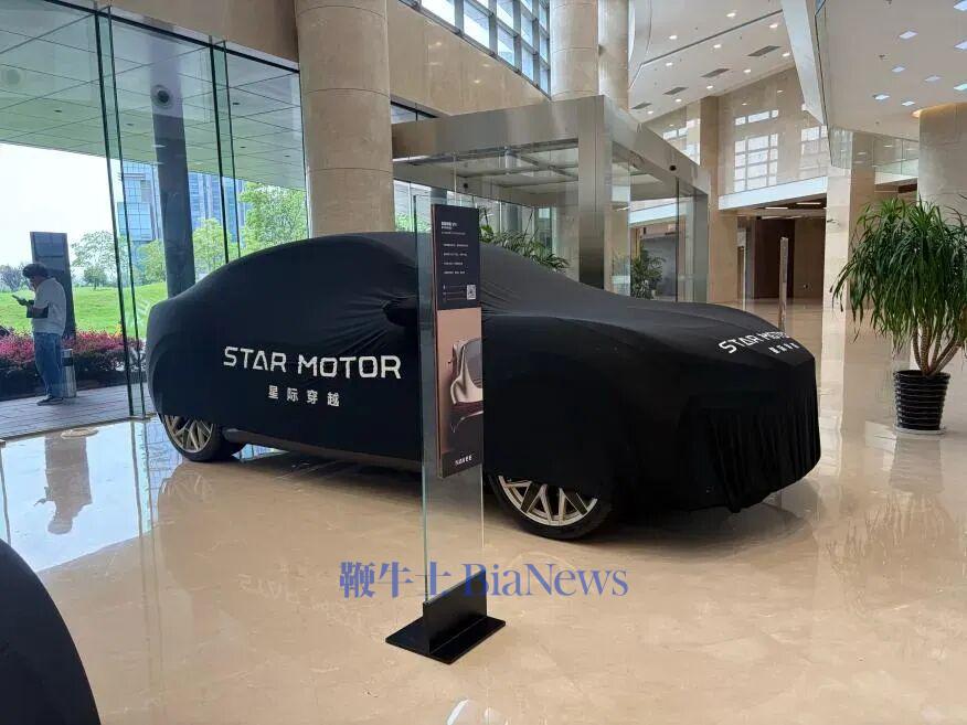 苏州湾中心广场一栋办公楼的大堂，摆放着坦途（NAVEE）星际穿越新能源智能轿跑S10      拍摄/邹露
