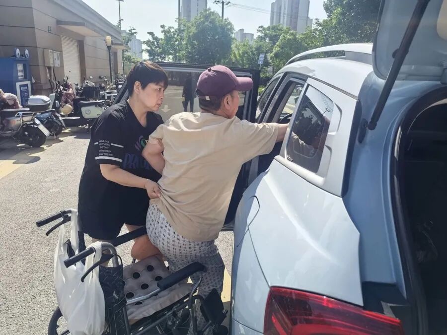 松江区依护养老服务中心在陪病人就医。