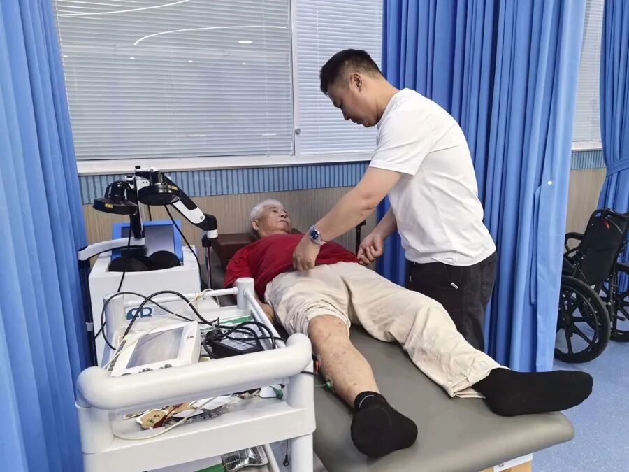 徐冬冬陪老人看病