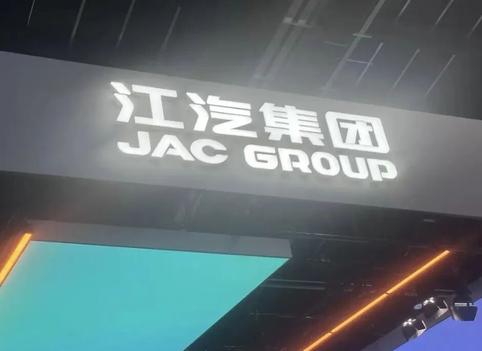 满新/摄
