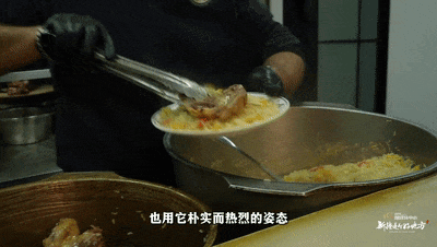 抓饭。来源：新疆是个好地方V微博