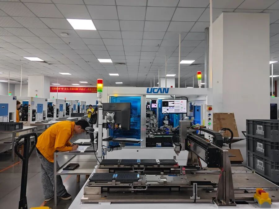 图为鼎泰高科PCB钻针生产现场。程浩 摄