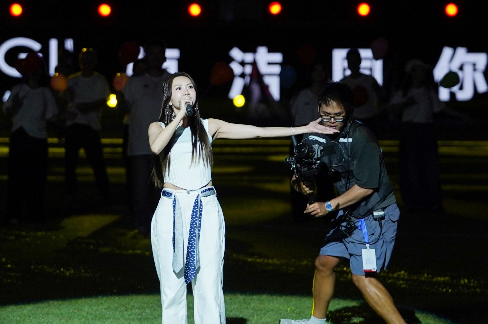 吴若希亮相中场表演。 南方+ 戴嘉信 拍摄