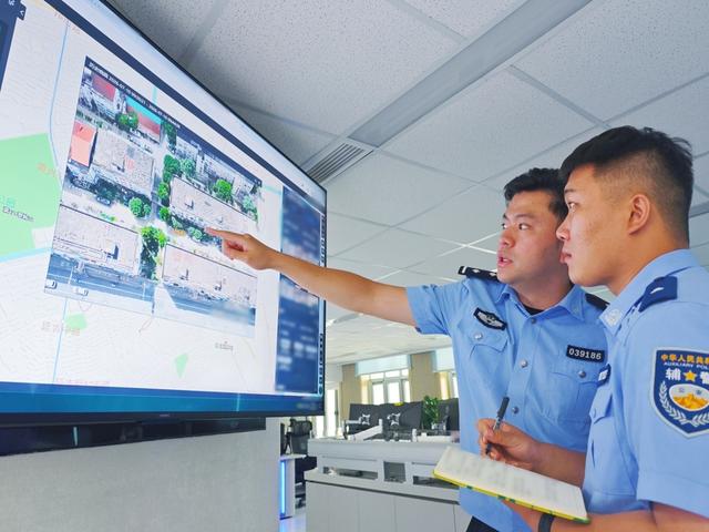 杨浦民警根据空中巡检照片排查隐患。杨浦公安分局供图
