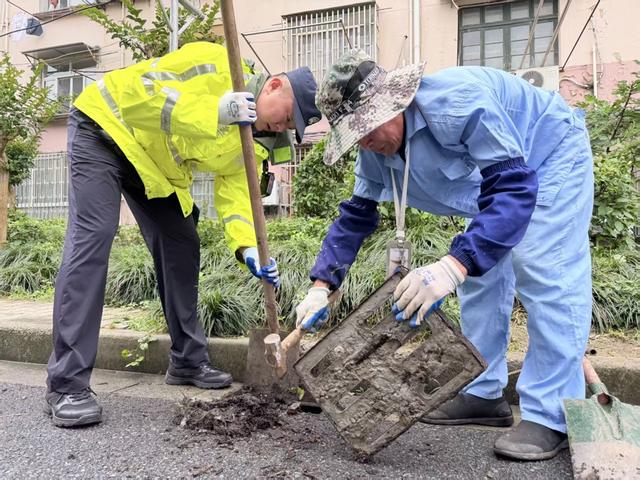 碧江路派出所社区民警沈恺毅正为排水沟清淤。闵行公安分局供图
