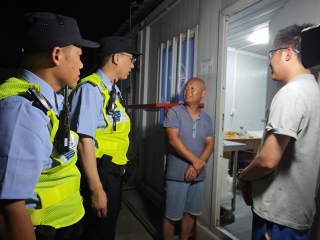 小洋山治安派出所民警检查工地防灾防汛落实情况。边防港航分局刘世佳 摄