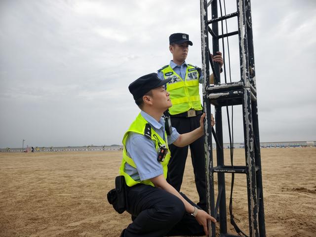 金山分局象州路派出所民辅警对城市沙滩设施进行检查。金山公安分局供图