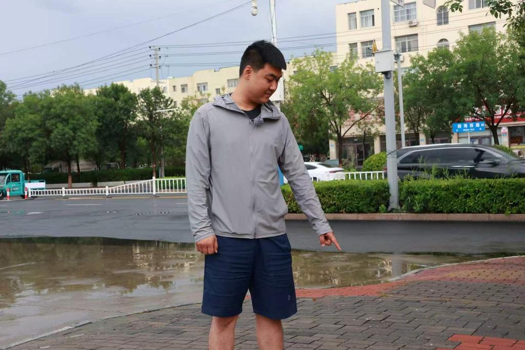 韩一丞指出老人摔倒的地方