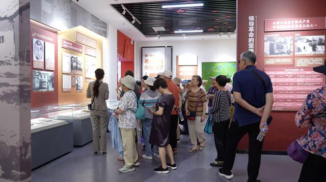 参观皖西博物馆。六安市文旅局供图
