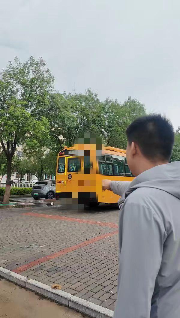 韩一丞与老人躲雨的校车
