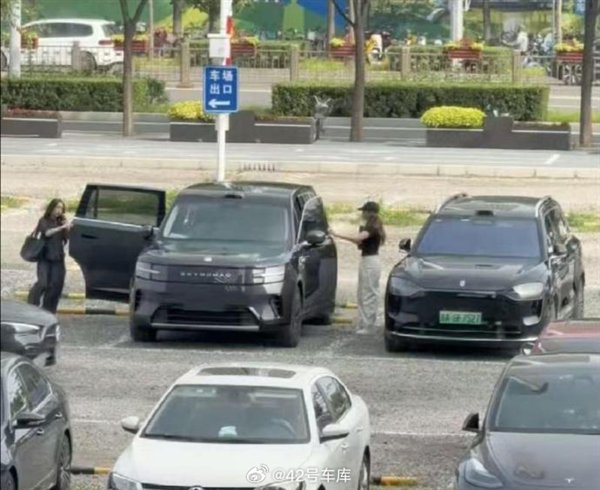 小米SUV与问界M9街头相遇：体型优势明显 气势毫不逊色