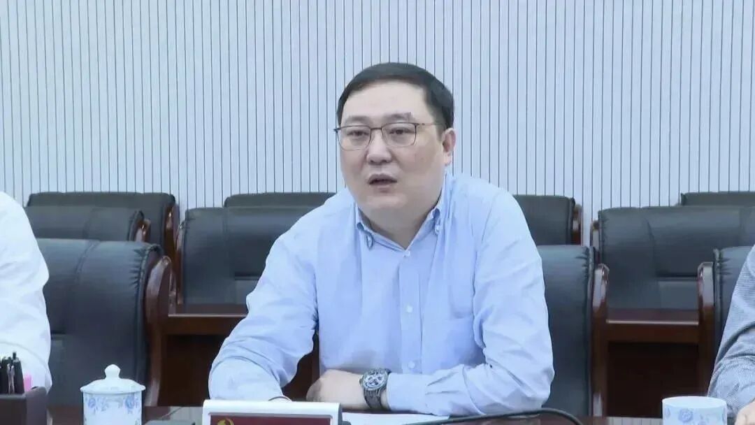 一起坐上被告席。