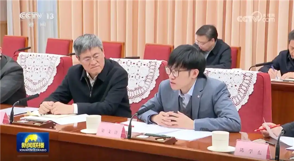 梁文锋跻身AI首富 净资产360亿美元创新高