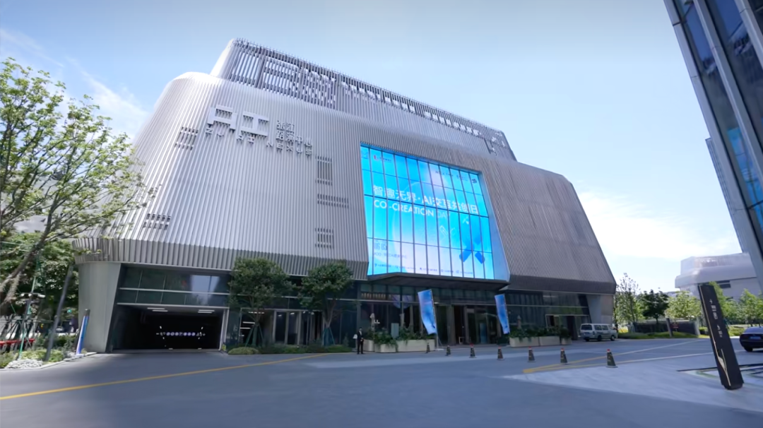 不止展馆!跟着WAIC City Walk解锁张江AI产业实景|世界人工智能大会|底层技术|大模型|AI眼镜|Agent_手机新浪网