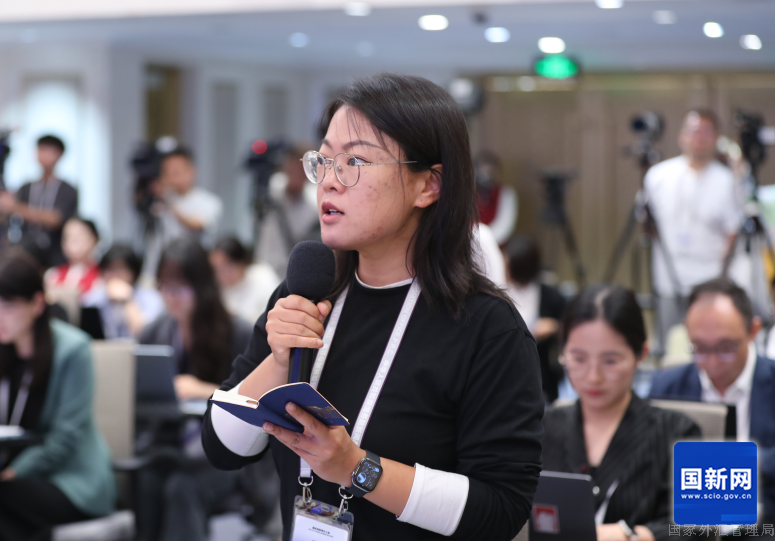 浙江日报潮新闻记者提问（刘健 摄）
