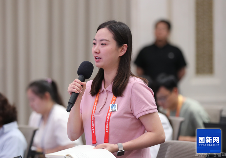 大象新闻记者提问（刘健 摄）