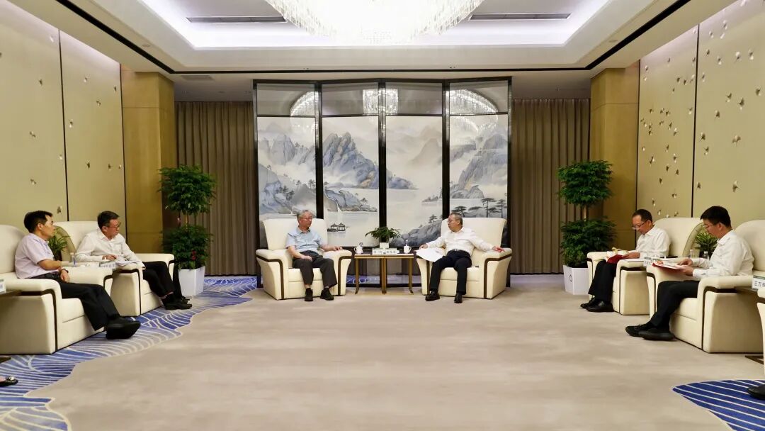 金川集团与中国国新控股有限责任公司座谈交流。 崔育硕 摄