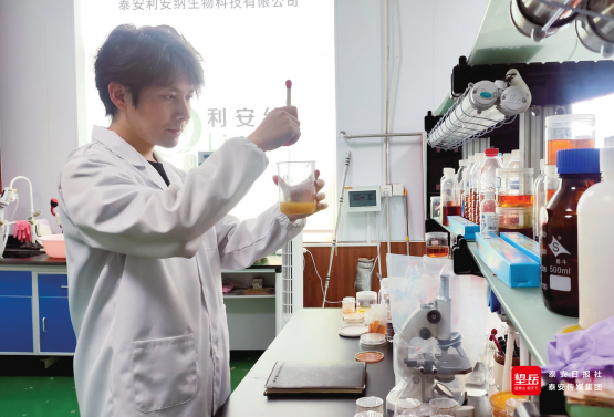  工作人员进行凝胶改良试验。 记者 王玉 摄