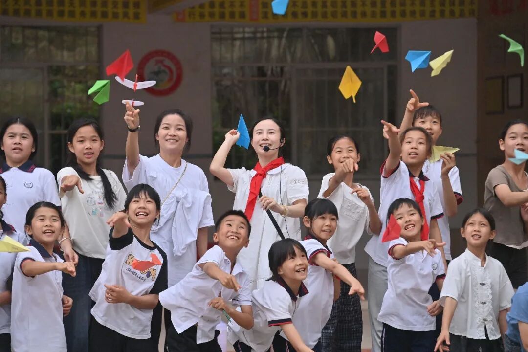 广西梧州市长洲区组织一批老师来到倒水镇大桥小学，开展送教下乡活动 黄孝邦 摄