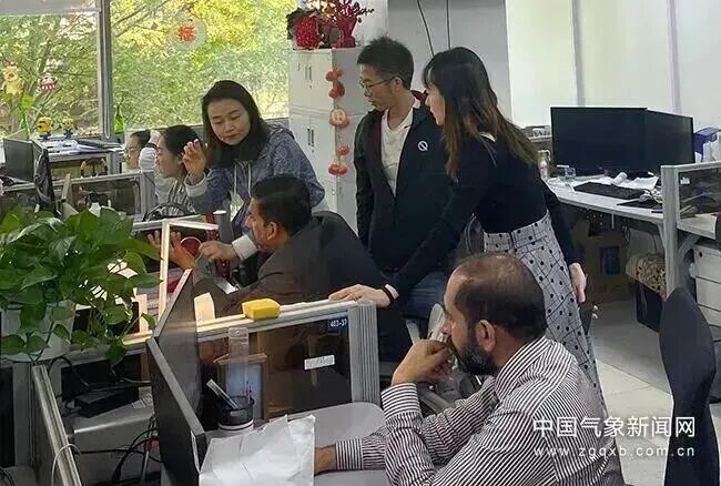 △巴基斯坦气象局专家与中国气象工作者合作开发早期预警支持系统。