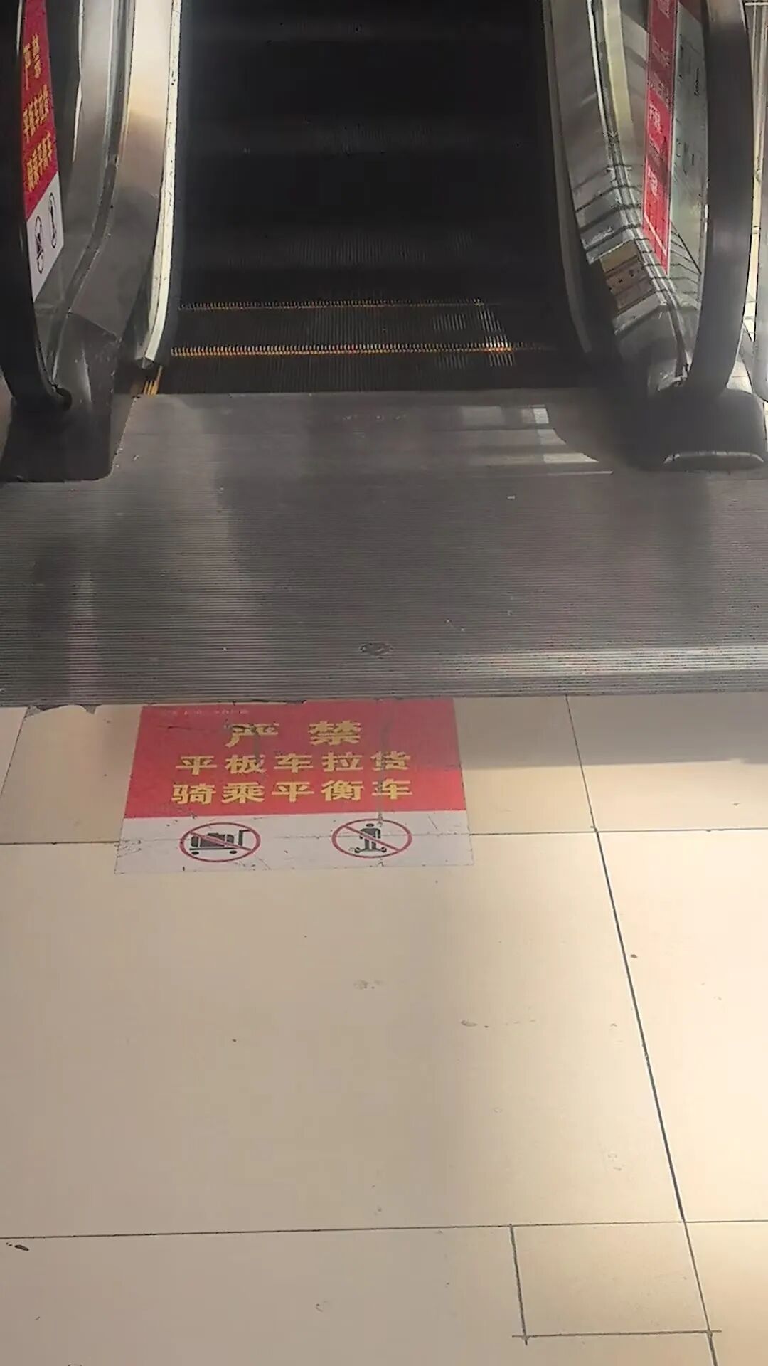 自动扶梯处醒目的标识 受访者提供
