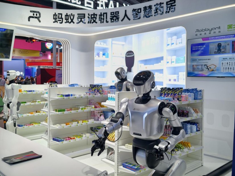 展区内的“蚂蚁灵波机器人智慧药房”