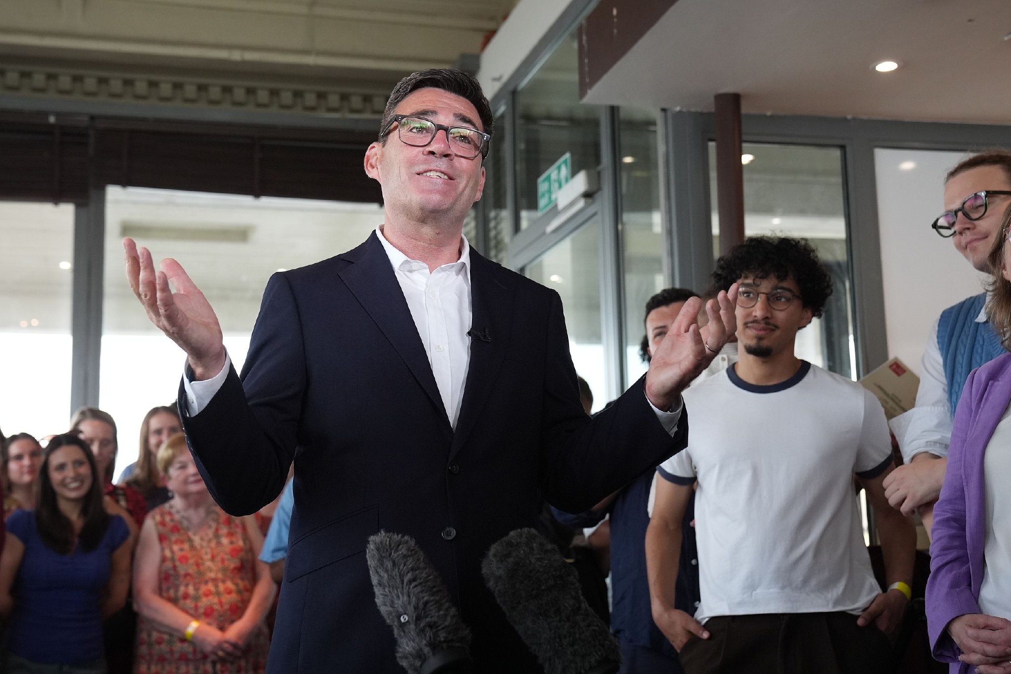 伯纳姆接任英国首相，民生改革成焦点