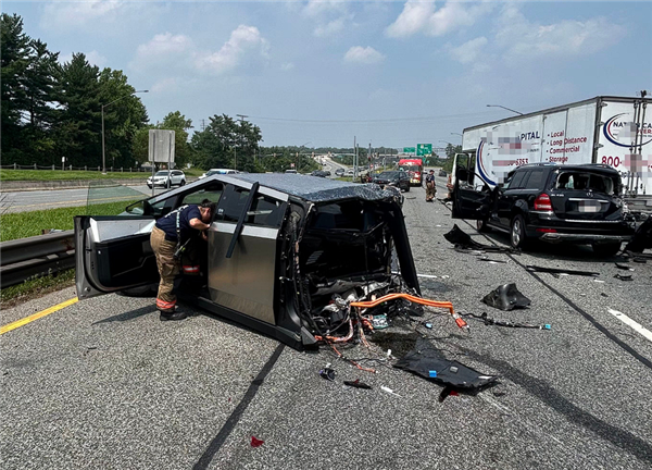 美国搬家卡车失控连撞十多辆车：一特斯拉Cybertruck被拦腰截断
