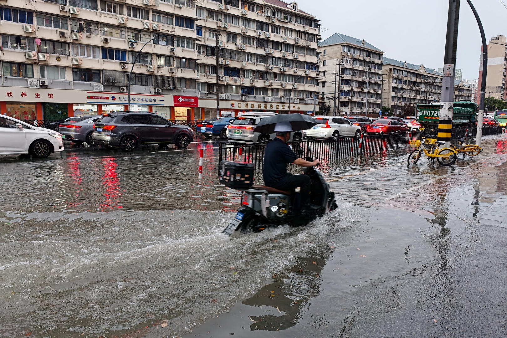 上海遭遇短时暴雨 杨浦部分老旧小区积水 一楼被淹 街道：已紧急安置受灾居民