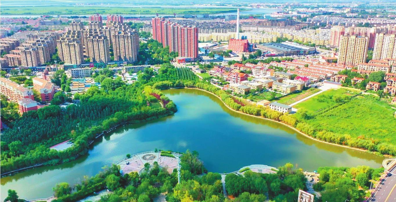 水清林茂的欢心湖与生机勃勃的城区同框，让营口市老边区成为宜居宜游宜业之地。 本版图片由老边区委宣传部提供