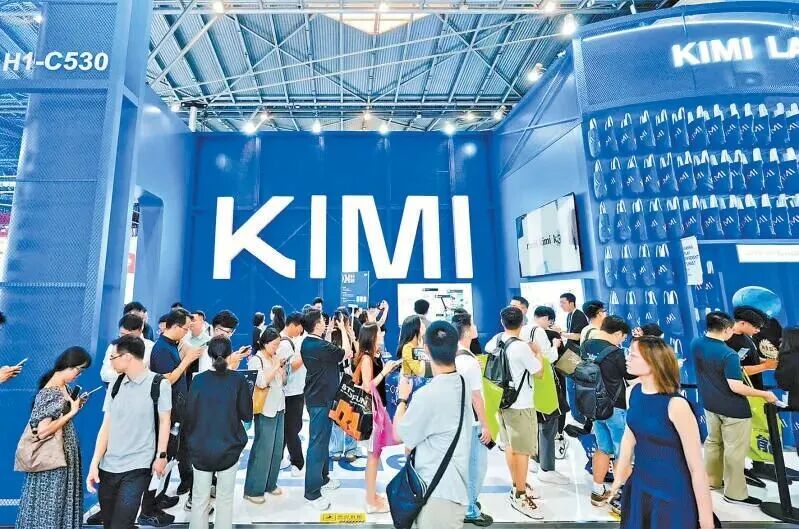 月之暗面展区，观众络绎不绝。 受访者供图