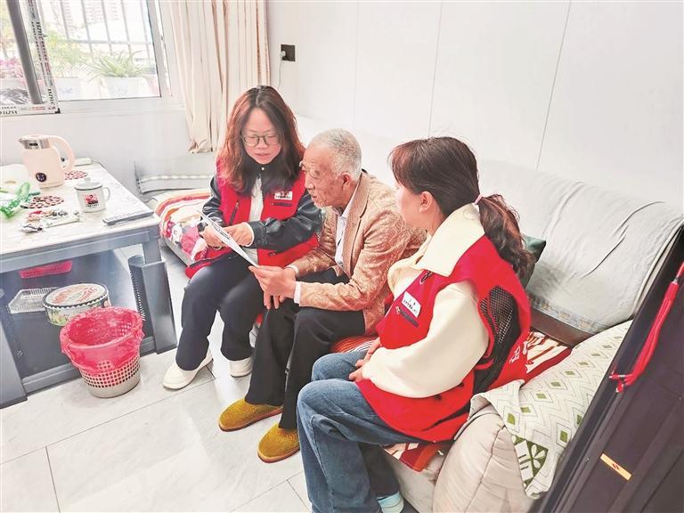 六盘水市钟山区红岩街道东风社区和垭口社区工作者入户走访。（六盘水市委社工部供图）