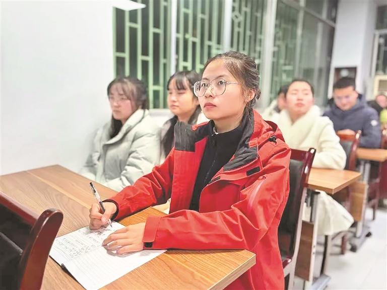 遵义市汇川区大连路街道“青年夜校”课堂上社区工作者认真听讲。（汇川区委组织部供图）
