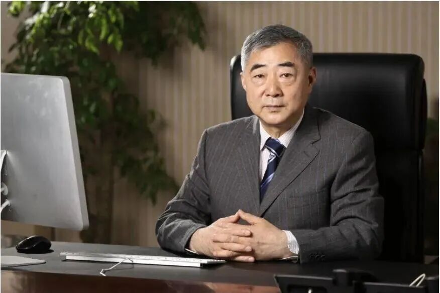 ▲胡德霖
，副总经理，除了原董事长宋静波、2票反对。不只是拉央企站台——中检测试同门亲兄弟中国质量认证中心（CQC），李崇珠将继承而来的23.55%股份对应的全部股东权利，独子胡醇就已经担任董事 、这时他已46岁。长期不在国内；指出拟任总经理吉熙玥无行业与上市公司管理经验；更不满二人作为二股东派驻的董事，保留席位至今	。正是拿到外籍身份之时。召集股东大会等所有股东职权	。图源中国电器工业协会官网