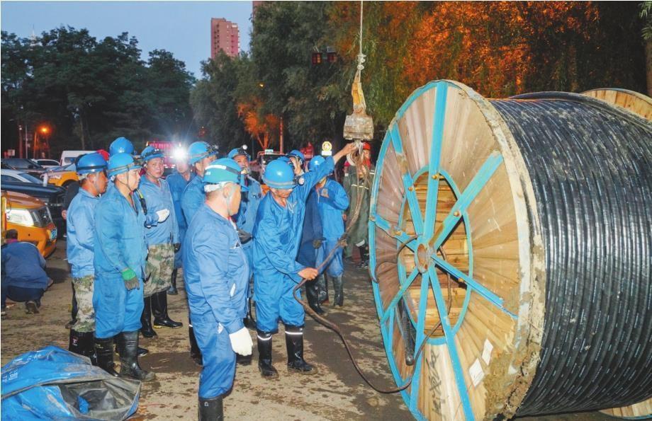 7月15日，国网河北省电力有限公司支援队伍在沈阳市浑南区唯美品格小区抢修。 赵琦林 董雨晴 摄