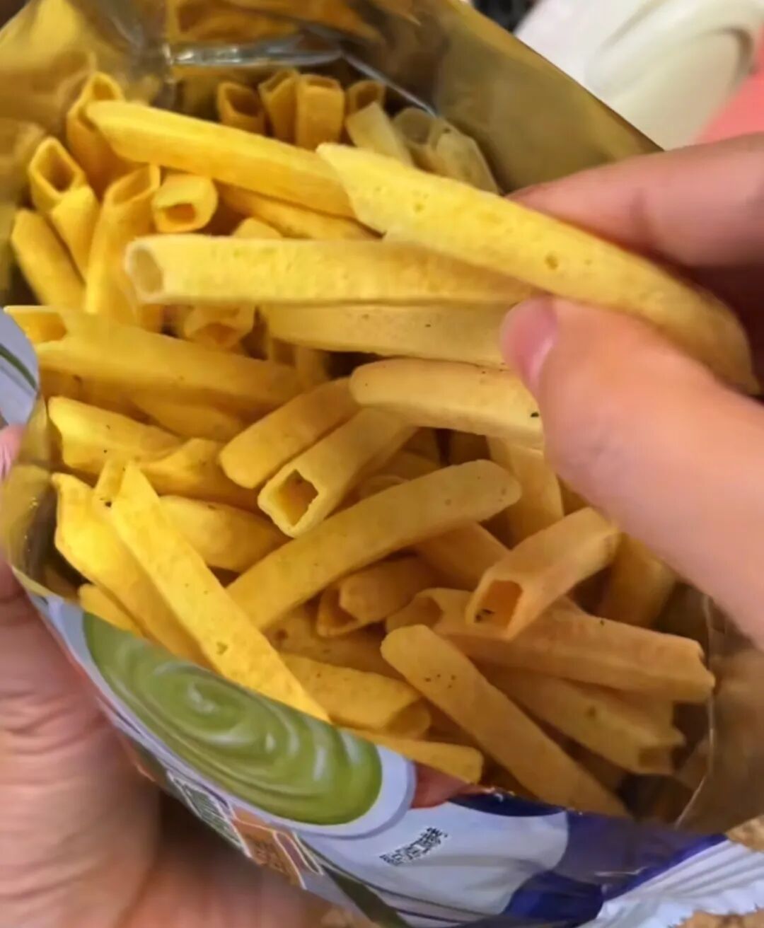网红带货美化产品引争议：好丽友呀土豆宣传画面绿色粉料后期添加，小字提示不醒目误导消费者