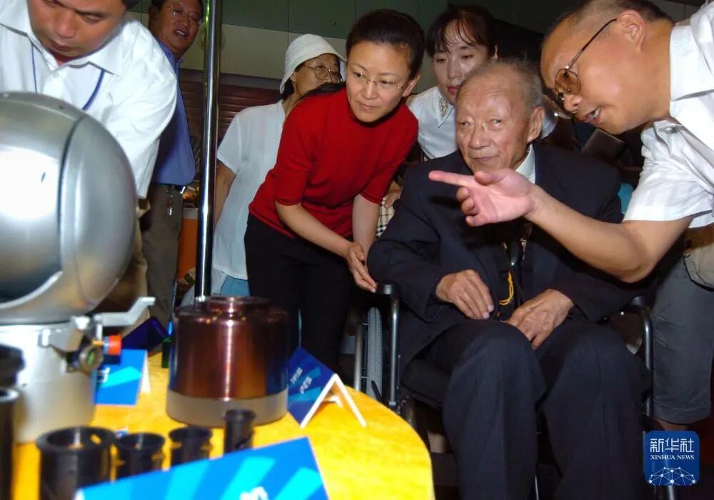 2005年8月，第20届国际光学委员会大会在长春拉开序幕，王大珩院士（右二）在观看展览。新华社发