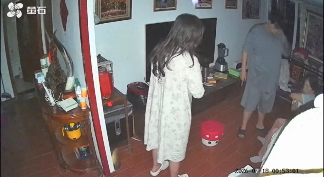 婴儿摔落后，李女士及其丈夫走出房间查看情况。图/受访者提供