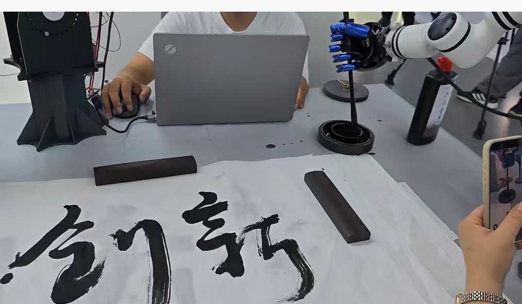 灵巧手展示书法   每经记者 张宝莲 摄