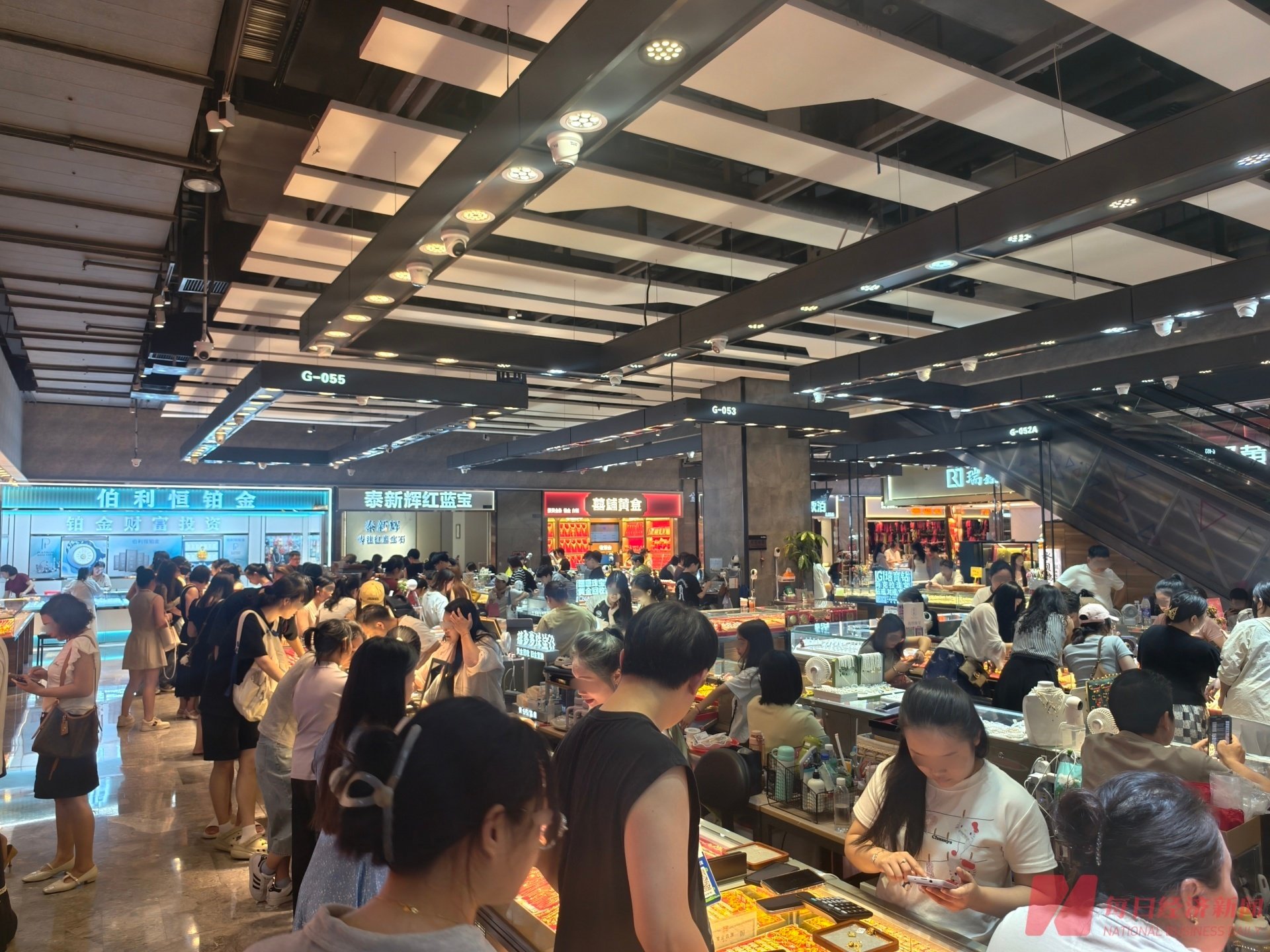 来水贝购金的消费者络绎不绝 图片来源：每经记者 赵景致