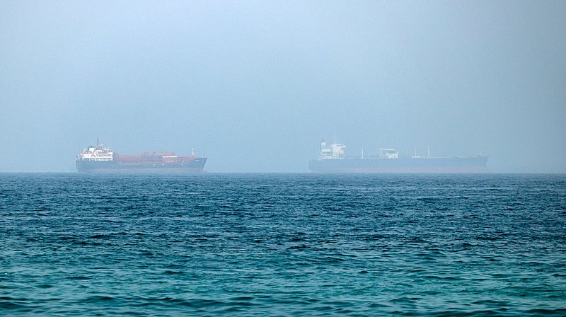 △当地时间21日，船只在霍尔木兹海峡航行