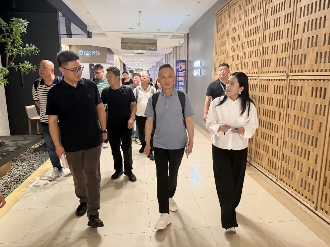 与会嘉宾实地参访中原全球家居