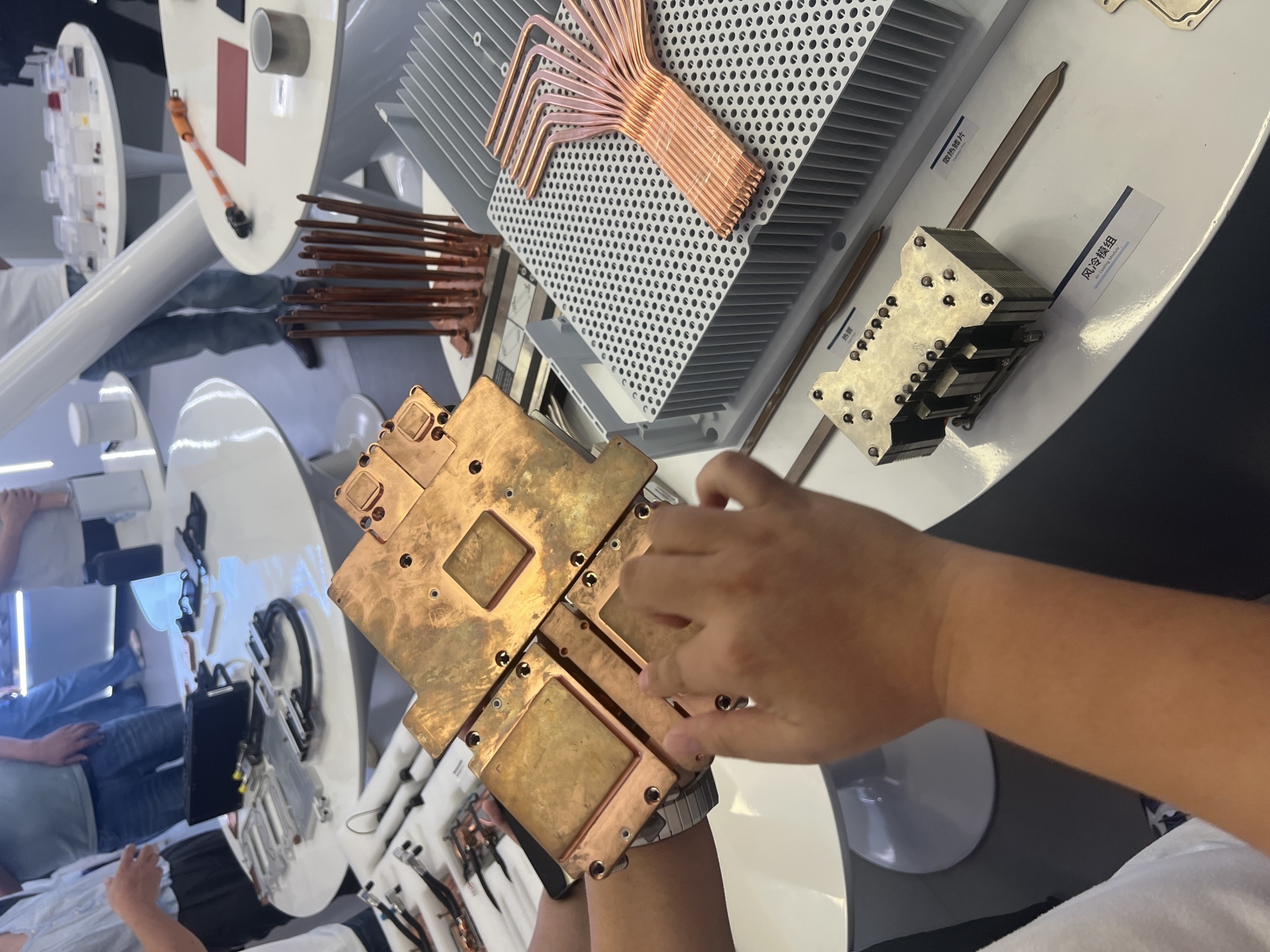 （厂商展示液冷产品。每经记者 吴泽鹏 摄）
