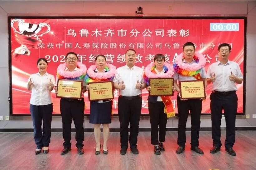 图：党疆峰为团队颁发奖章