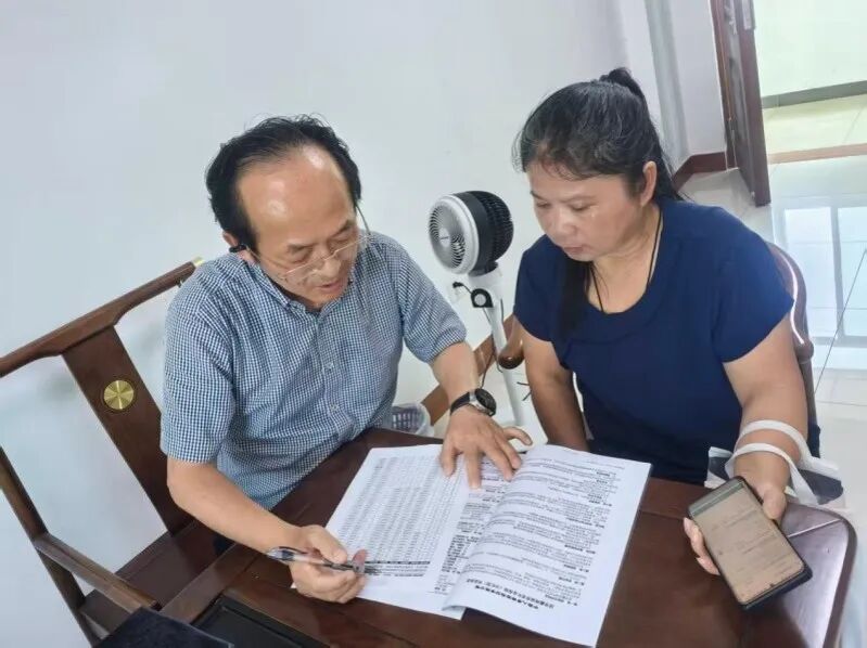 图：卢海啸与同事讲解材料