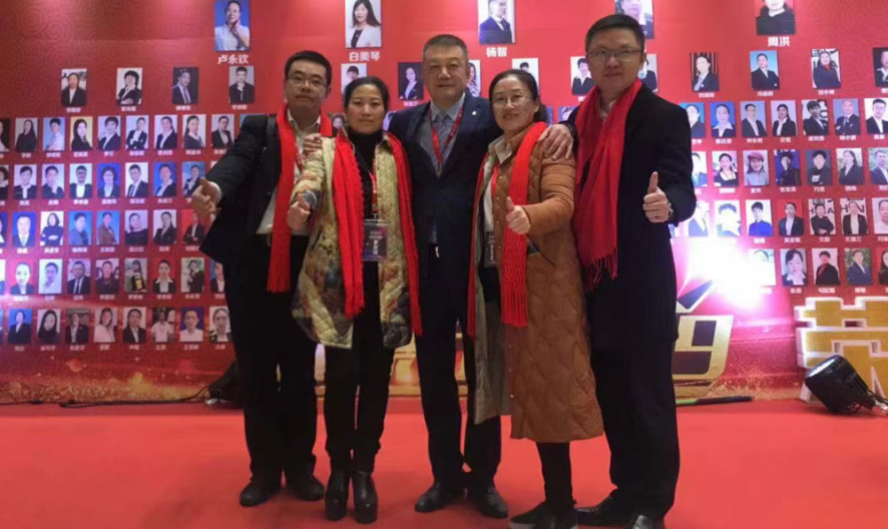 图：汤剑和团队在一起