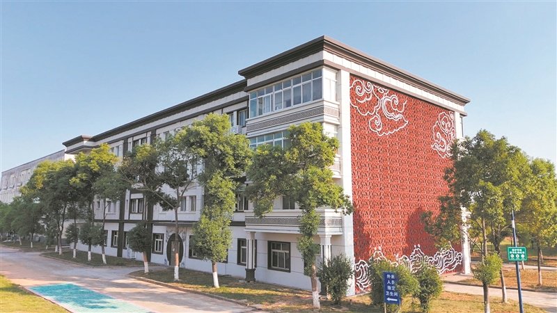 图为用发泡陶瓷制成的外墙装饰。