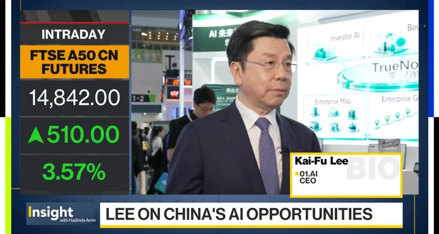 零一万物创始人兼CEO李开复在2026Waic接受采访。图源：零一万物微信公众号