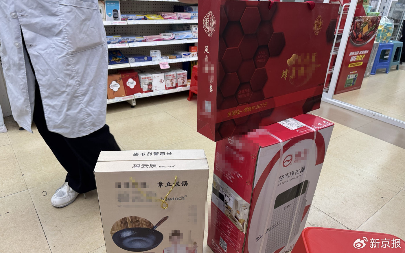 健一生健康药房富佳花园店，店员正在展示购买制氧机的赠品。 新京报记者 齐少乾 摄